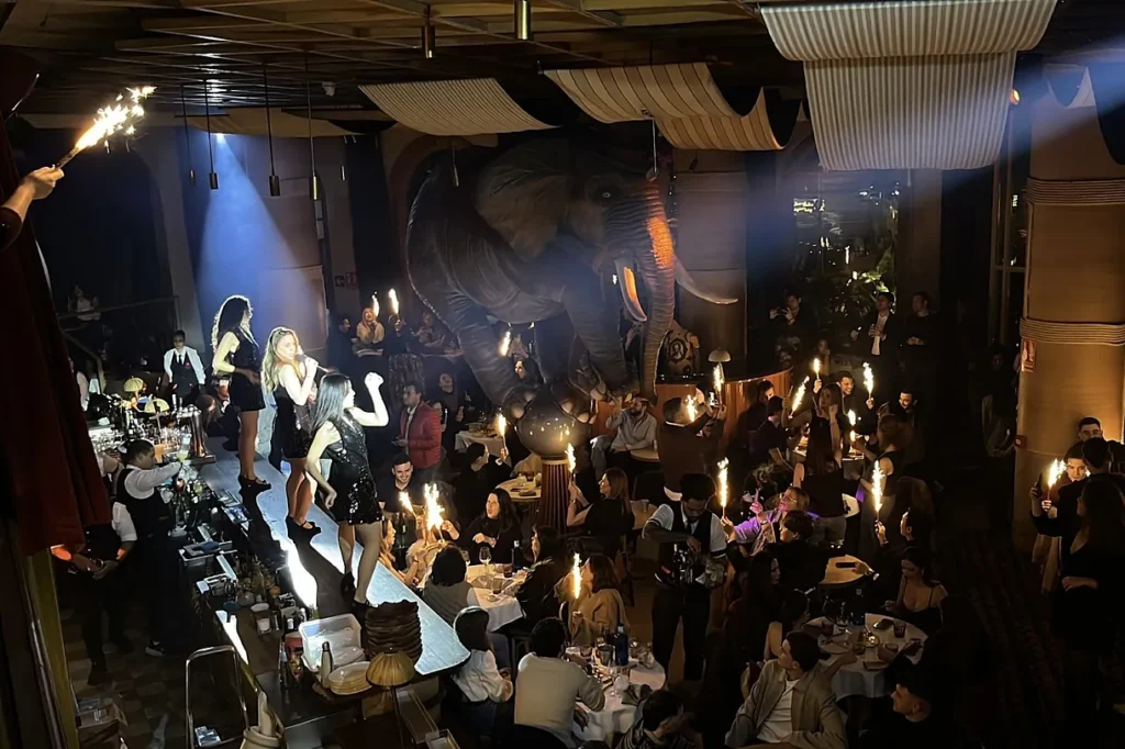Incidente con bengalas en un restaurante de Madrid reabre el debate sobre la seguridad en locales de ocio. Un incendio inesperado en pleno Paseo de la Castellana.