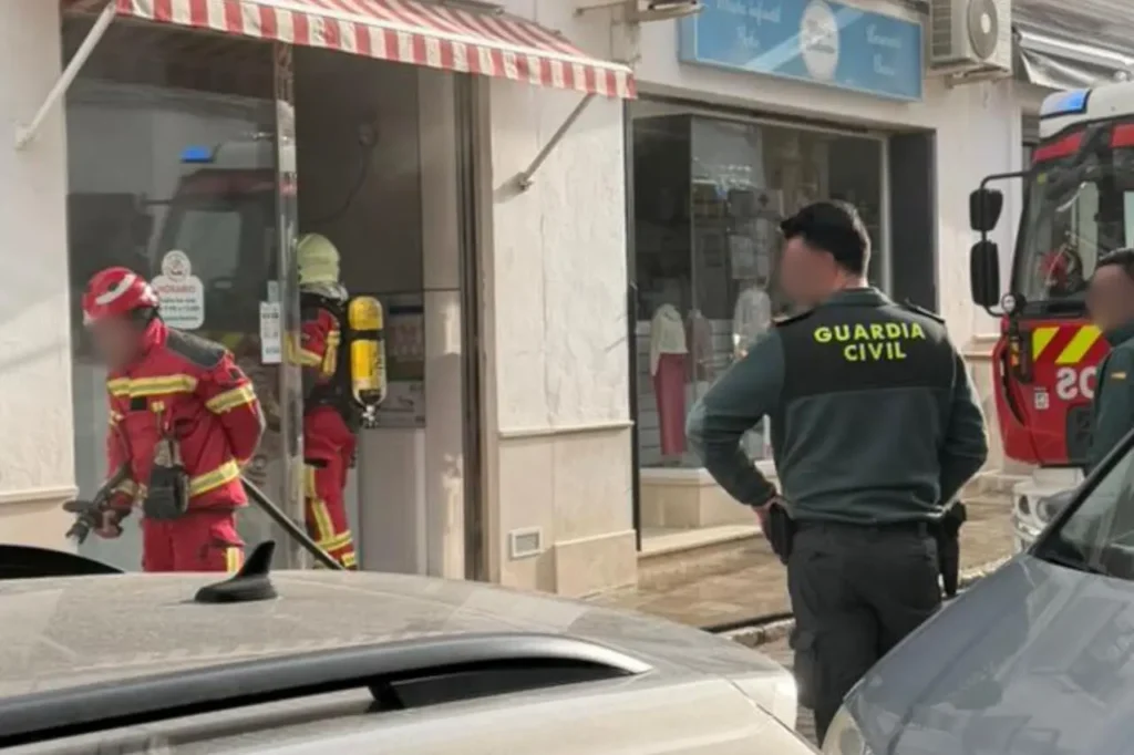 Incendio en un asador de pollos en Osuna: una llamada de atención sobre la seguridad en cocinas profesionales.