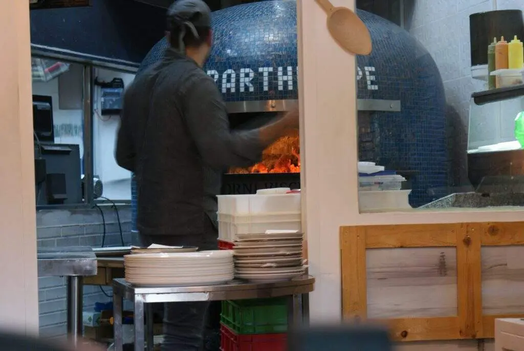 Arde un restaurante italiano de Zaragoza. Un incendio en pleno centro genera alarma y moviliza un amplio dispositivo de emergencia
