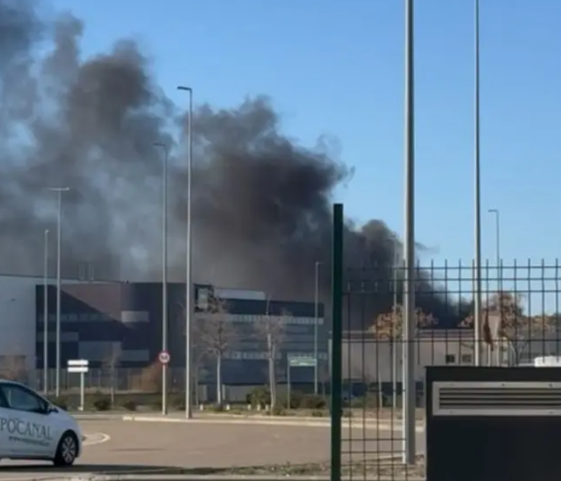 Un incendio en una empresa de la Plataforma Logística Plaza moviliza a los Bomberos de Zaragoza