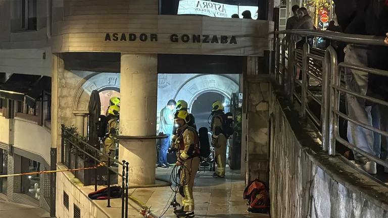 Evacuación de un restaurante en Santiago tras un incendio en la salida de humos