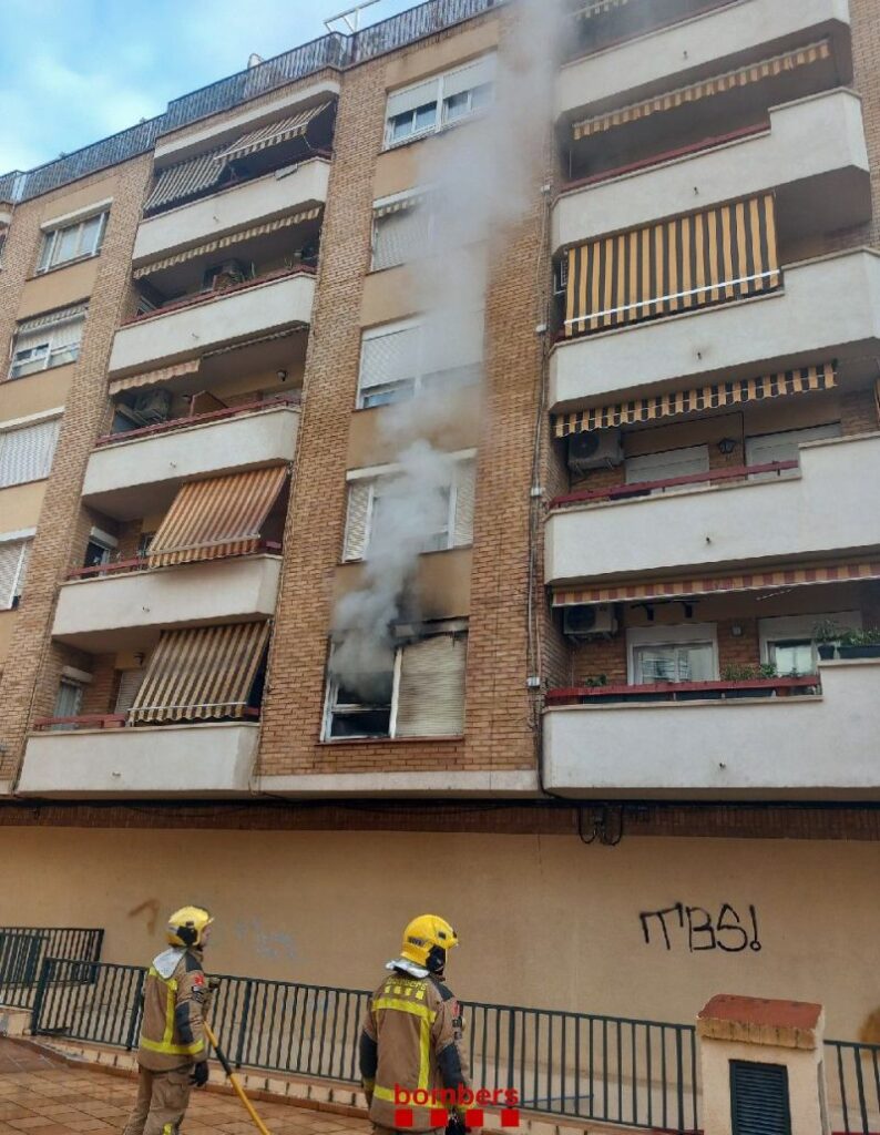 Incendio doméstico en Reus: una llamada de atención sobre la prevención y la protección contra incendios. Un suceso controlado