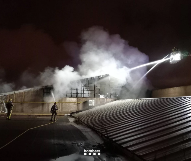 Reaviva el incendio en la nave industrial de Reus: desalojan a 44 vecinos