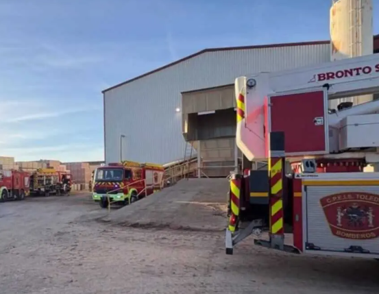 Empresa cerámica de Yuncos arde: bomberos trabajan más de 14 horas para controlarlo