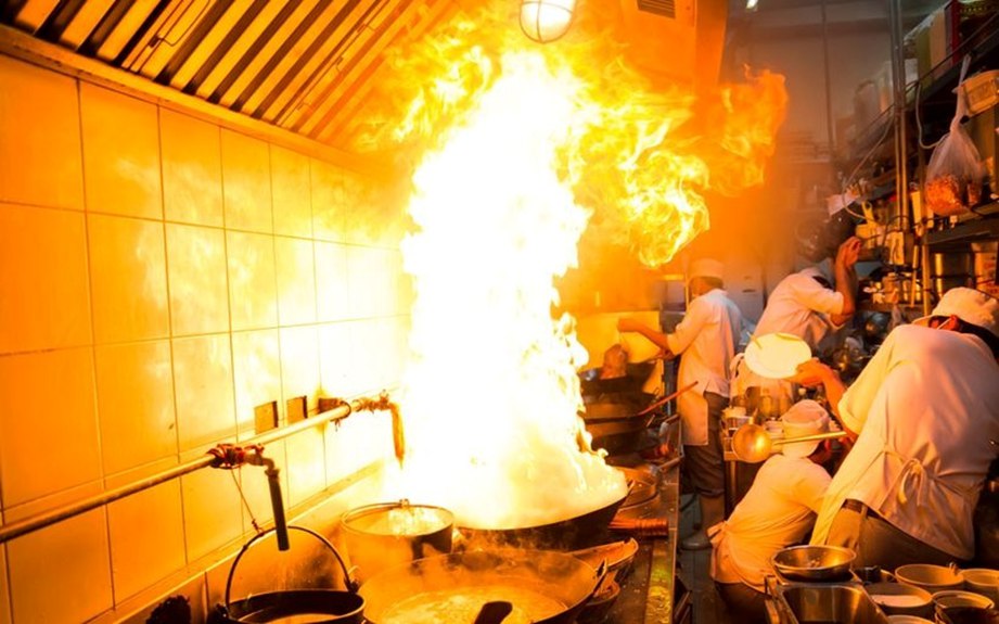 Extinción automática para cocinas en Badalona. Seguridad profesional integrada en el corazón de la cocina.