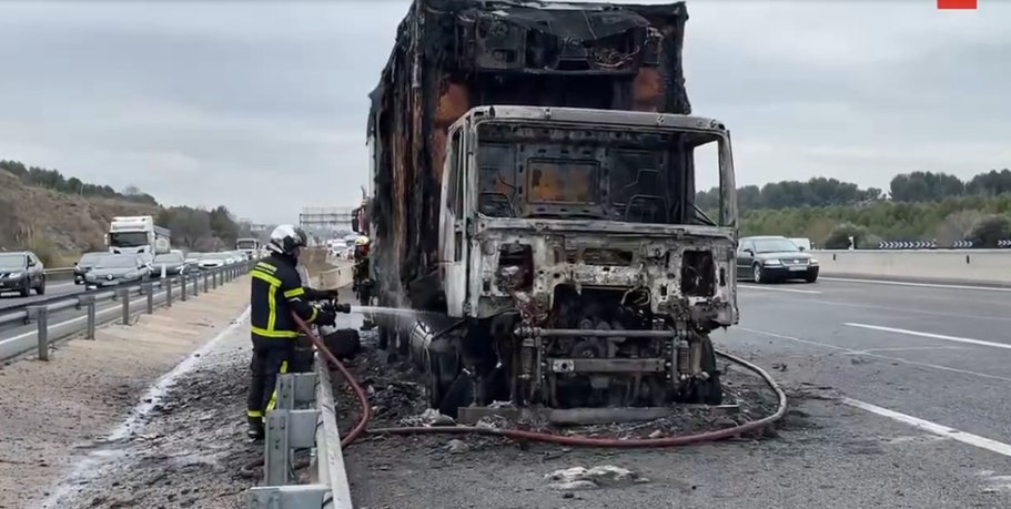 Incendio de un camión en Rivas: A-3 colapsada y vehículo calcinado en un siniestro sin heridos.