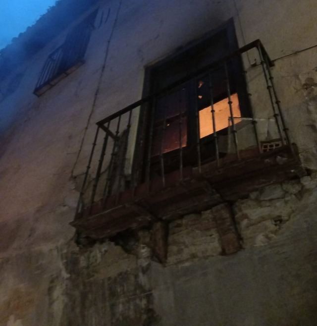 Los bomberos rescatan a una persona en el incendio de una casa ocupada en Toledo