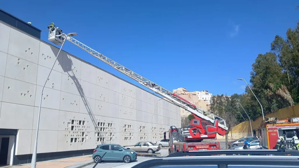 Intervención eficaz ante un conato de incendio en una instalación deportiva urbana
