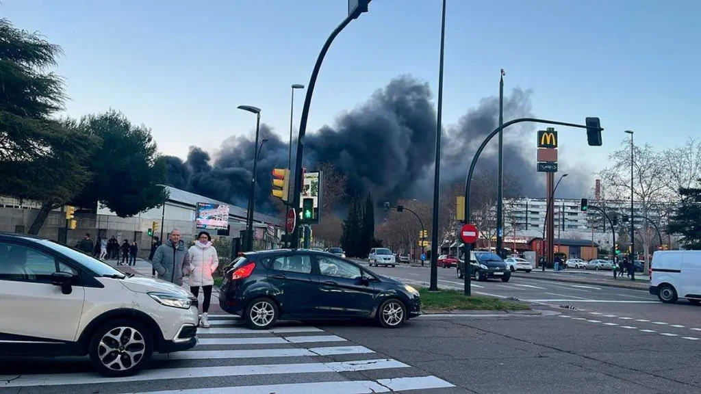 Incendio en la planta de Saica Natur en Zaragoza: control perimetral, extinción lenta y análisis técnico de un siniestro industrial. Un incendio de gran