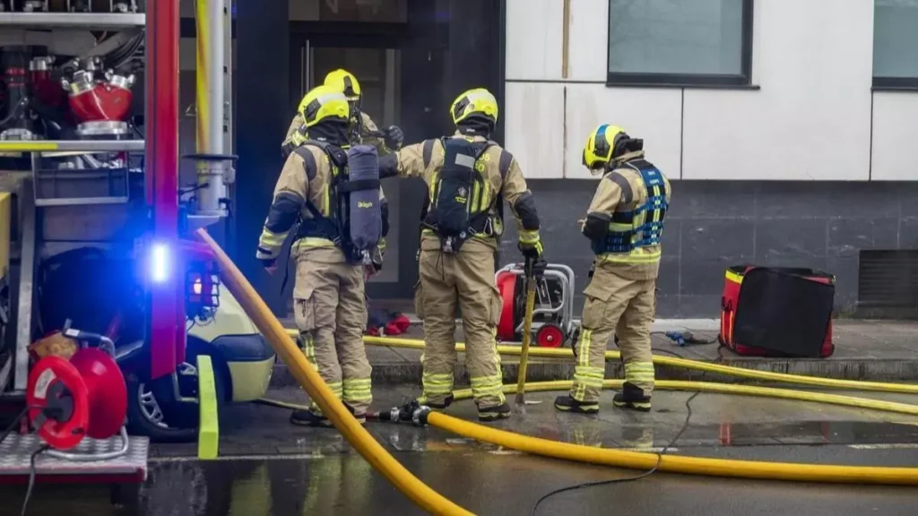 Un incendio en una cocina moviliza a los bomberos en Santiago. Intervención urgente en la rúa Travesía da Calzada do Sar.