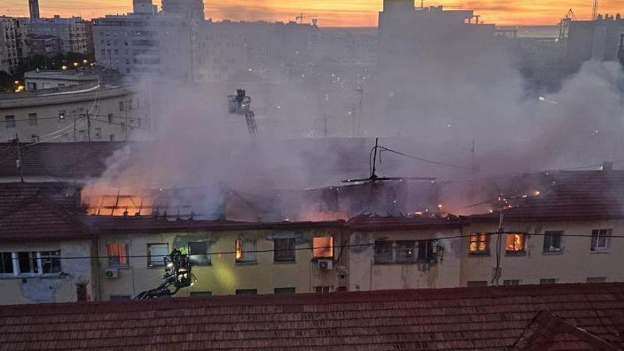 Veinticinco familias desalojadas tras un incendio en viviendas del barrio Miguel Hernández de Alicante. Un incendio que obliga a desalojar