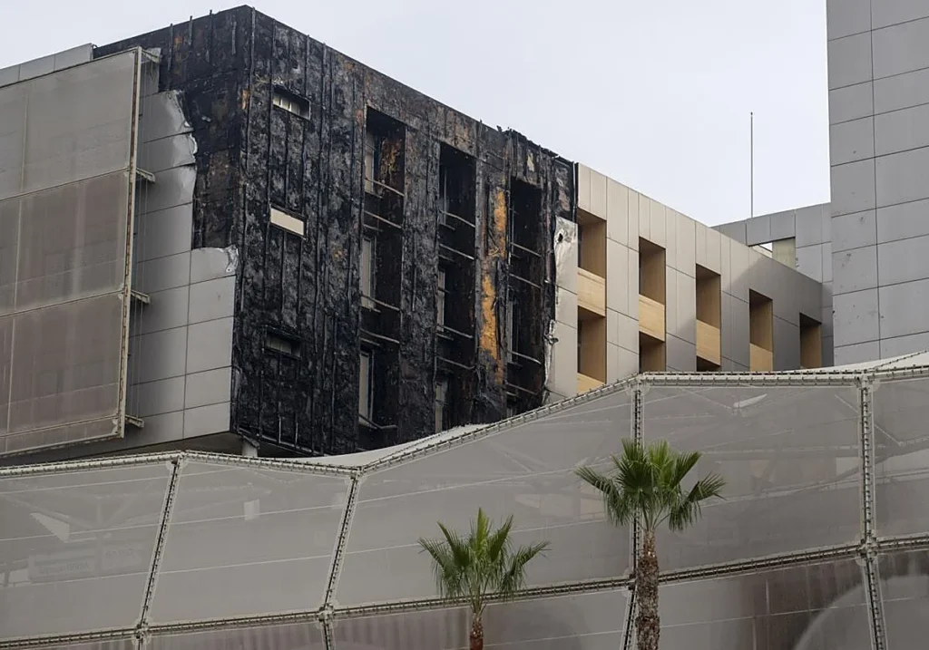 Urbanismo fija un plazo para reforzar la seguridad en la fachada del Hospital Santa Lucía.
