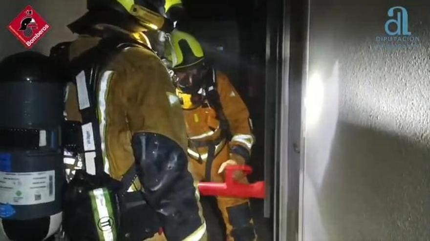 Desalojan de madrugada un hostal de El Altet en Elche por un incendio. Bomberos rescatan a huéspedes y trabajadores entre humo y llamas.