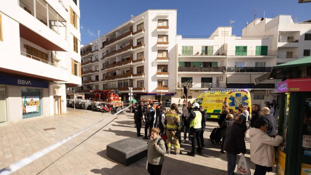 La rápida actuación vecinal evita una tragedia tras un incendio en pleno centro de Ibiza. Intervención inmediata