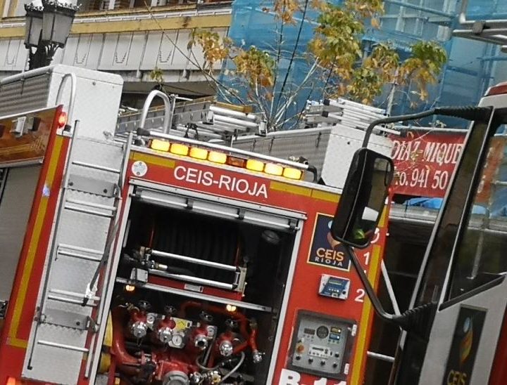 Incendio en un restaurante de Ezcaray: el fuego arrasa un asador exterior y alcanza la cocina. Un incendio en la calle Jesús Nazareno