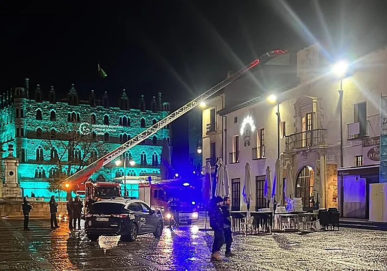 Incendio nocturno en un restaurante del centro de León reabre el debate sobre la seguridad en cocinas profesionales