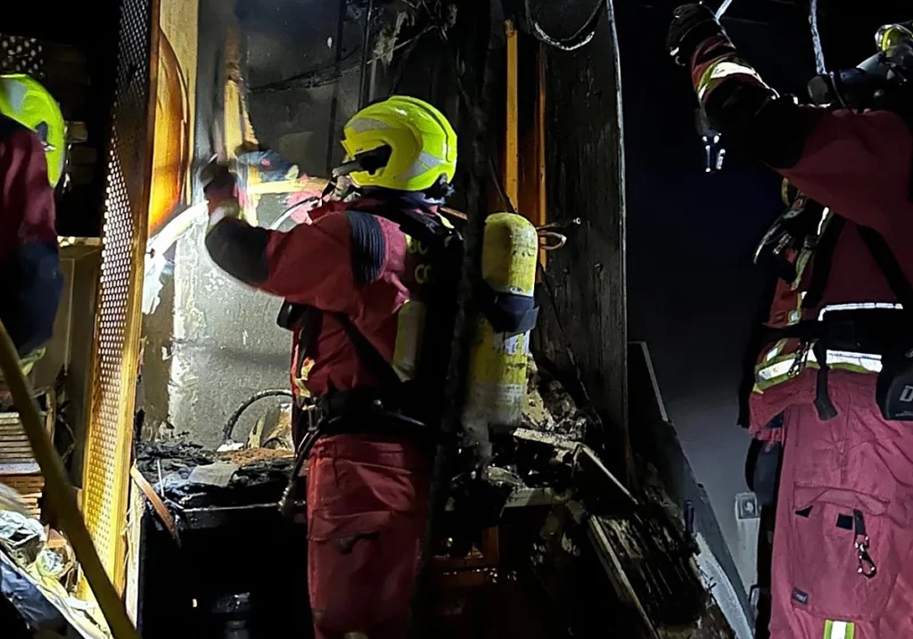 Un incendio de madrugada arrasa un conocido restaurante en el casco histórico de Córdoba