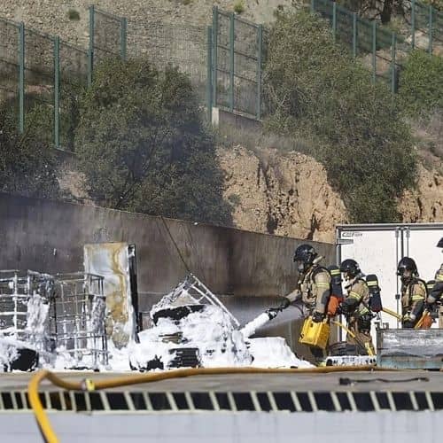 Bomberos actúan tras incendio en nave de Murcia