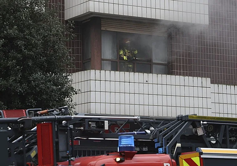 Dos heridos en Gijón por un incendio originado en la cocina de una vivienda. Intervención urgente en la avenida Torcuato Fernández Miranda.
