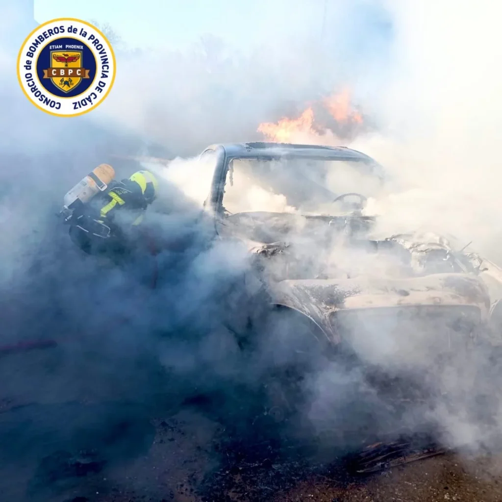 Incendio de vehículo en el Callejón del Águila: rápida intervención en Chiclana evita daños mayores. Un turismo calcinado