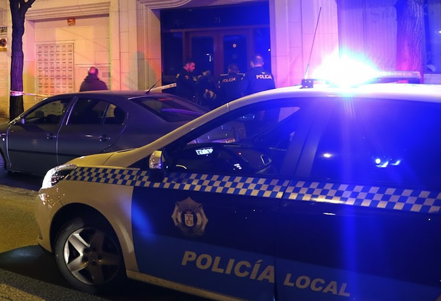 Incendio nocturno en una vivienda de la calle Granada moviliza a bomberos y servicios sanitarios. Intervención coordinada
