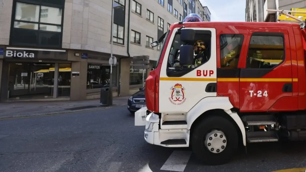Una mujer es trasladada al Hospital Montecelo tras un incendio doméstico en un edificio de Pontevedra. El humo obligó a evacuar