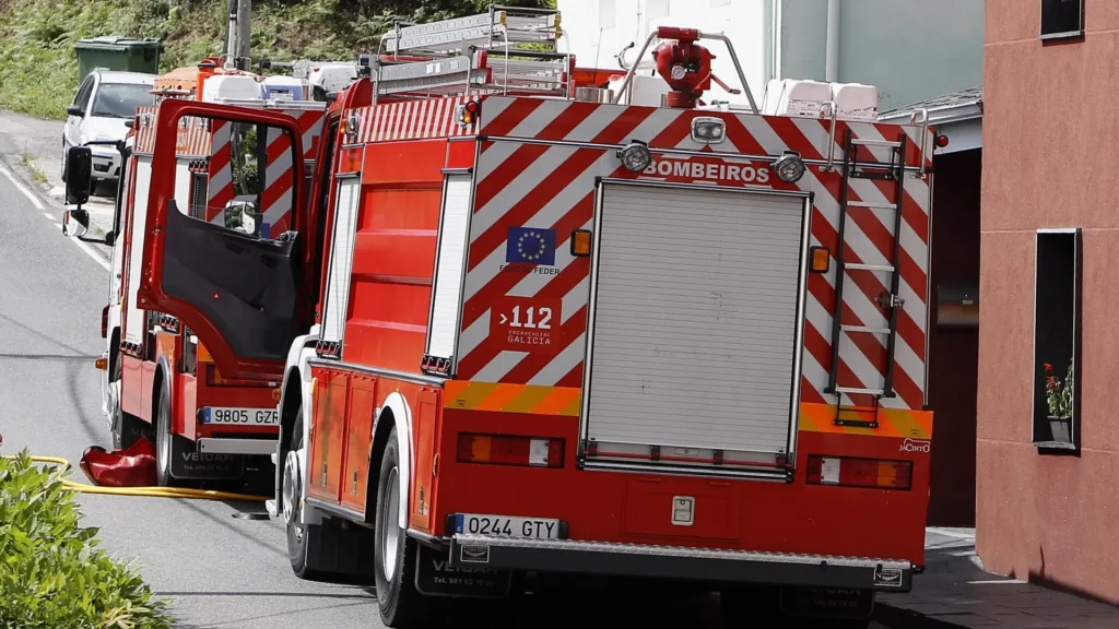 Un incendio calcina la cocina de una casa en Celeiro por una sartén olvidada. Fuego en Celeiro moviliza a los bomberos de Viveiro.