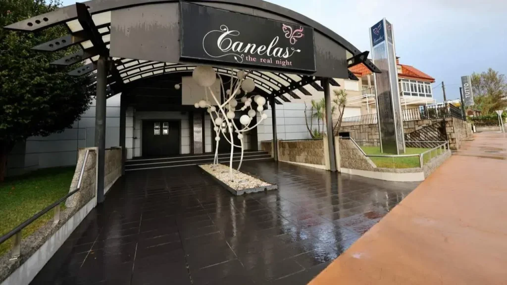 Incidente eléctrico en la discoteca Canelas obliga a suspender una noche de eventos en Portonovo. Un cortocircuito en el cuadro eléctrico provocó