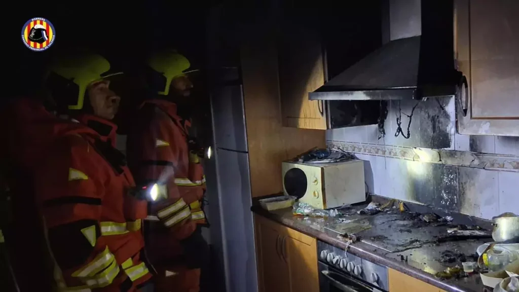 Incendio en una vivienda de Xàtiva obliga a una rápida intervención nocturna de los bomberos en la calle Gregorio Molina. La actuación de emergencia
