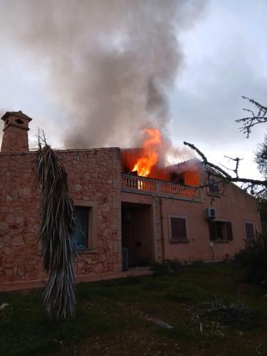 Incendio en chalet de Llucmajor: una intervención crítica marcada por el riesgo de explosión. Un incendio en Llucmajor genera alarma
