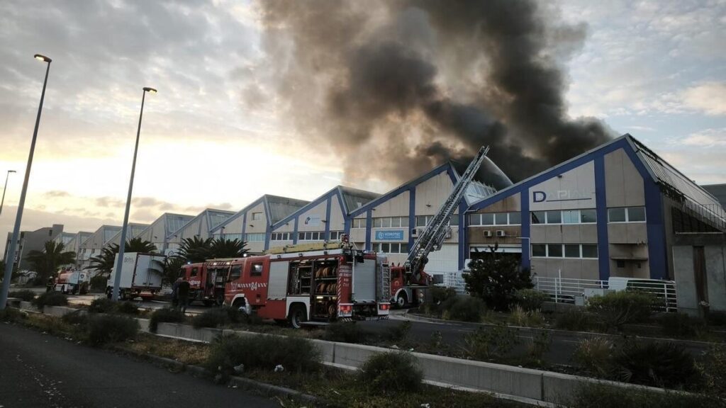 Los Bomberos de Tenerife controlan un incendio industrial en Güímar y evitan una catástrofe. Operativo coordinado
