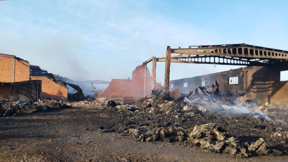 Infierno sin tregua: el plástico de La Bañeza sigue ardiendo siete días después. Una semana después del incendio de La Bañeza: humo persistente