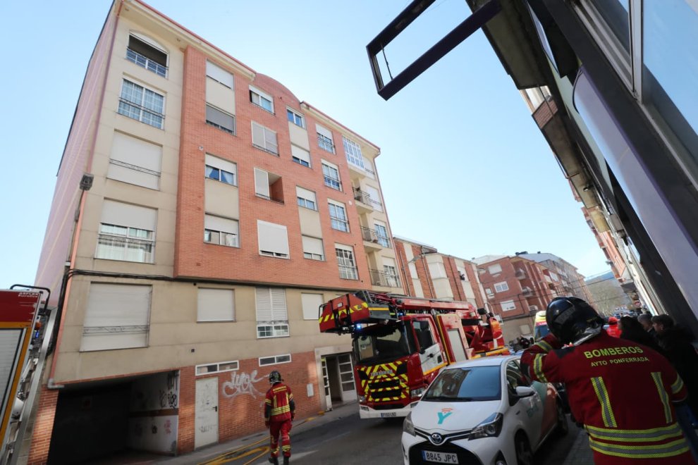 Incendio en una campana extractora obliga a ventilar un edificio completo en Ponferrada. Intervención urgente