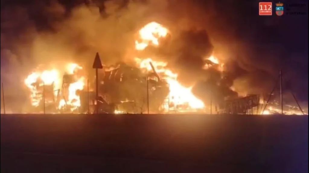 Incendio de gran magnitud destruye una nave industrial durante la madrugada en Cantabria. Emergencia nocturna