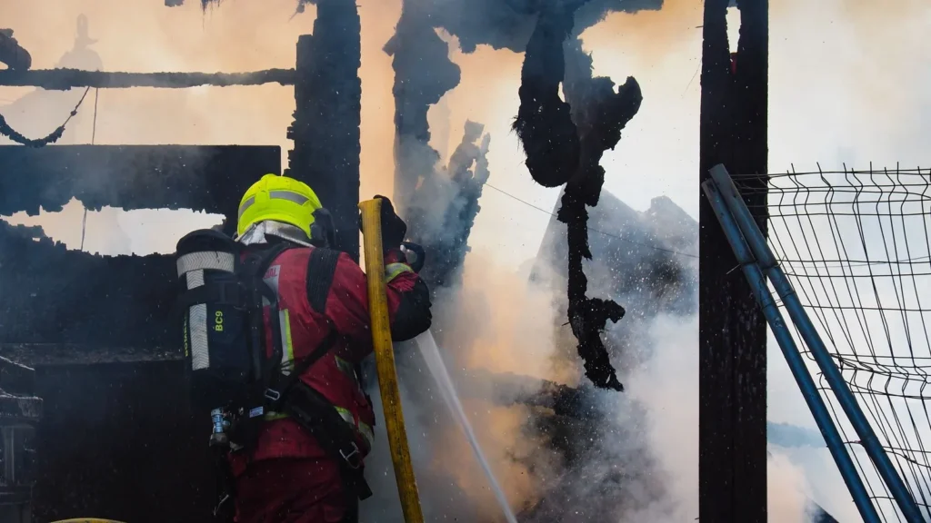 Pérdidas totales en Nuevo Portil: Un voraz incendio destruye por completo un emblemático chiringuito. Un suceso que sacude
