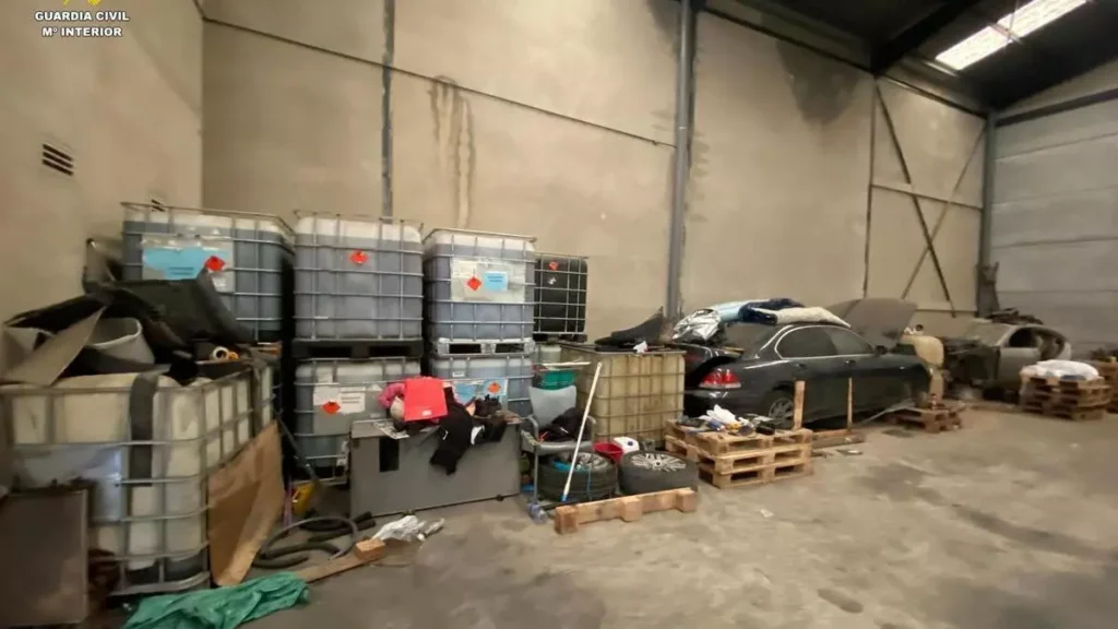 Desguace ilegal sin medidas de seguridad provoca denuncia por graves riesgos ambientales en la Ribera Alta. Inspección en nave industrial