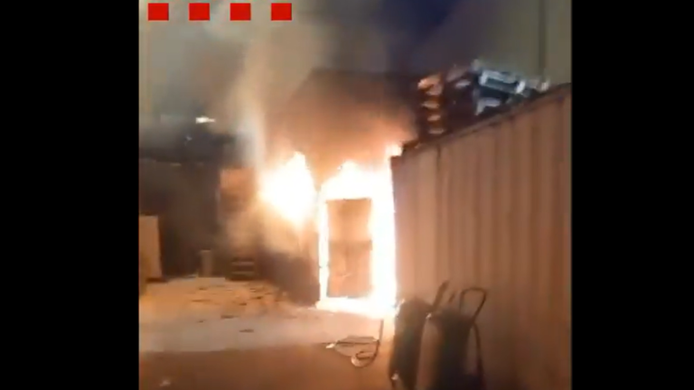 Granollers refuerza la alerta industrial tras el incendio de contenedores con baterías de litio en Coll de la Manya. Un incendio de madrugada