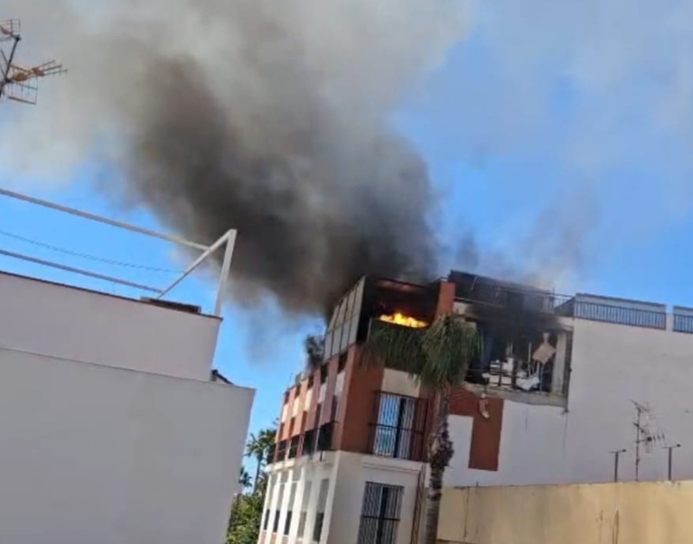 Explosión e incendio en un hotel de Almuñécar tras el estallido de una caldera en la azotea. Evacuación inmediata y rápida