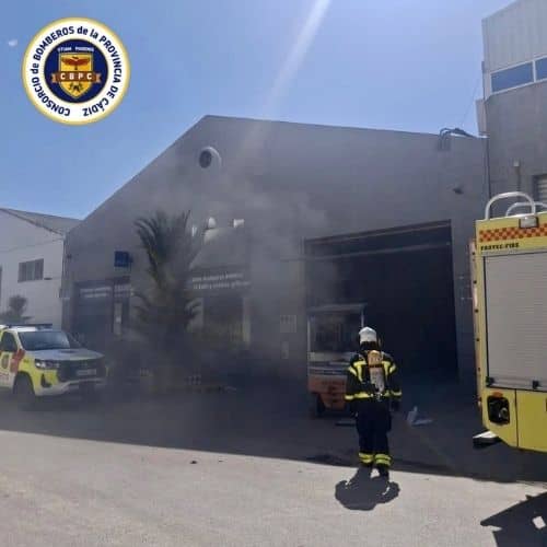 Bomberos intervienen tras incendio en nave de El Chaparral, Villamartín