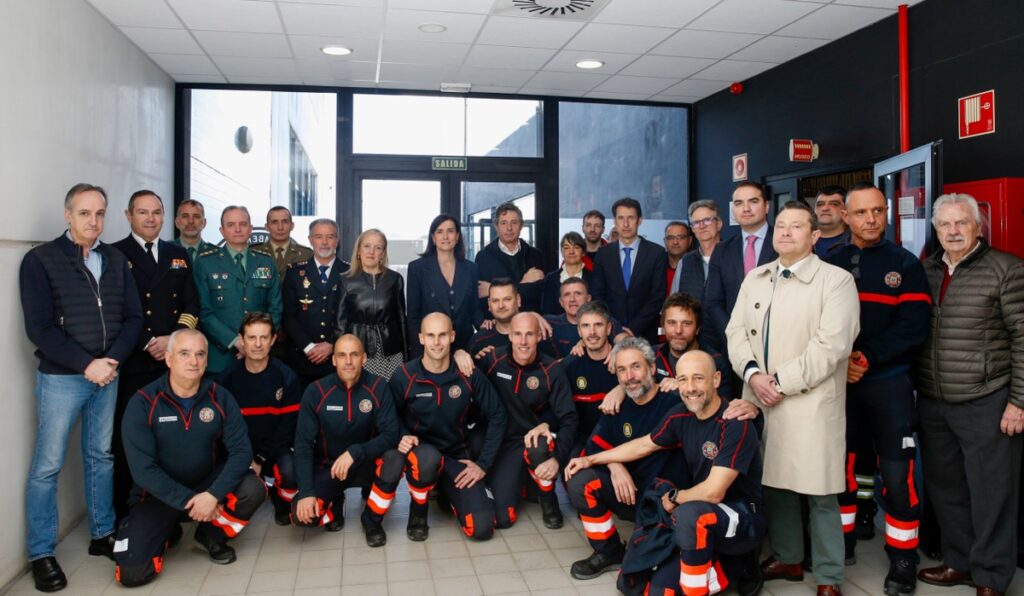Reconocimiento institucional a los bomberos de Santander por su servicio esencial y su papel en la seguridad ciudadana. Homenaje al compromiso de los servicios de emergencia en Cantabria.