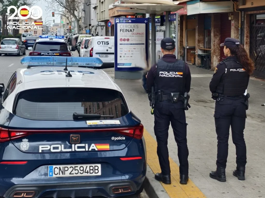 Desvalija la seguridad contra incendios de un centro comercial en Palma: detenido con decenas de extintores