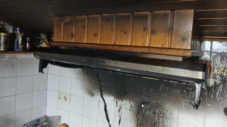 Incendio en una vivienda de la Rúa Cobo en Oleiros: rápida intervención evita daños mayores. Incendio en una cocina moviliza