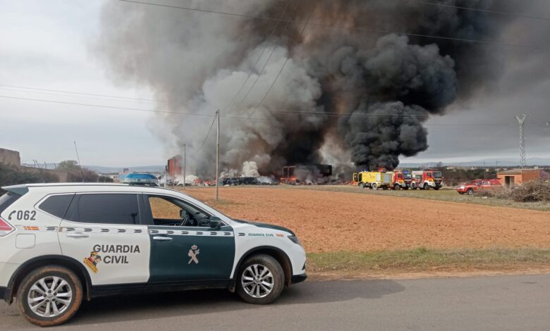 Alerta en La Bañeza por humo tóxico tras incendio en almacén industrial de neumáticos. Incendio nocturno genera alarma