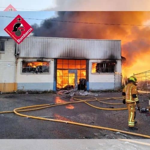 Incendio en nave de Biar sigue activo: bomberos trabajan sin descanso