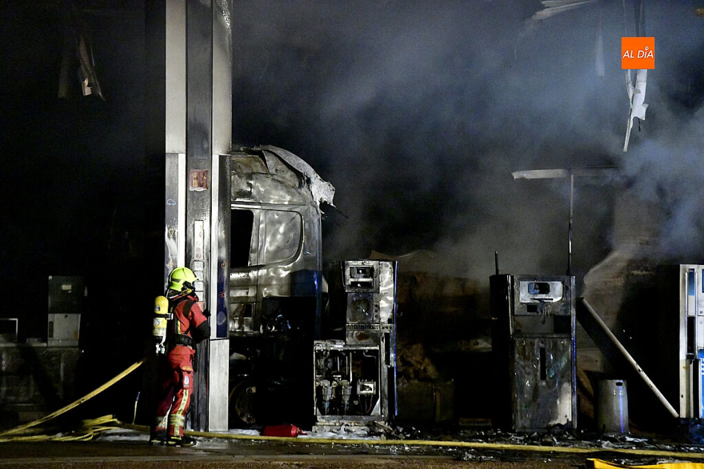Un camión se incendia mientras repostaba en la gasolinera de El Salto en Valdecarpinteros. Incendio repentino