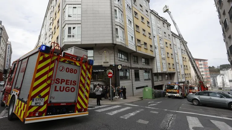 Incendio en restaurante de Lugo pone el foco en la seguridad en cocinas profesionales. Intervención urgente