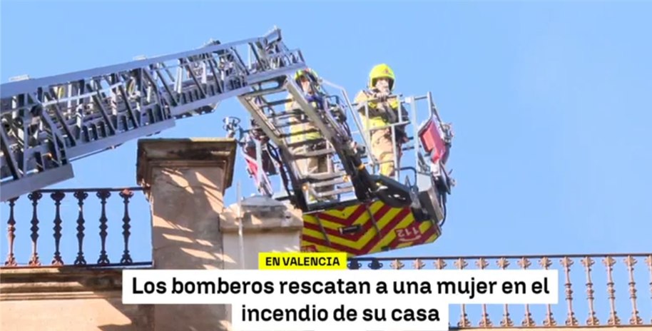 Incendio en una vivienda de Benicalap obliga a un rescate urgente tras una intensa humareda en Valencia