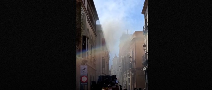 Incendio controlado en un bar del centro de Sevilla tras arder una freidora en la calle Cuna. Intervención rápida de los bomberos