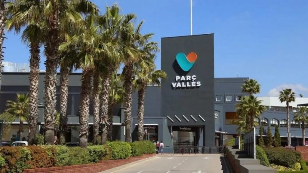 ÚLTIMA HORA: Un incendio en el Parc Vallès de Terrassa obliga a evacuar a los clientes durante la noche. Un incidente que obligó