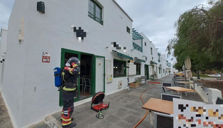 Despliegue de emergencias por un incendio en un restaurante de Pueblo Marinero. Un fuego en una freidora industrial